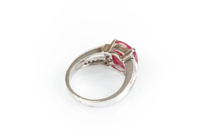 Bague en or gris sertie d'un rubis Birman...