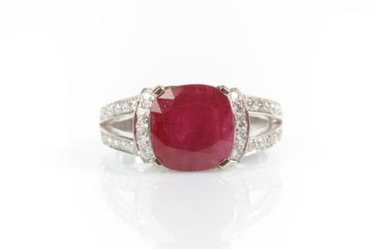 Bague en or gris sertie d'un rubis Birman...