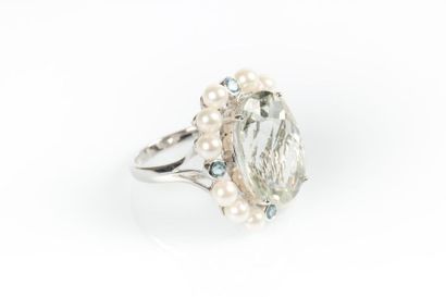 Bague en or gris sertie d'une améthyste verte...