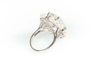 Bague en or gris sertie d'une améthyste verte...