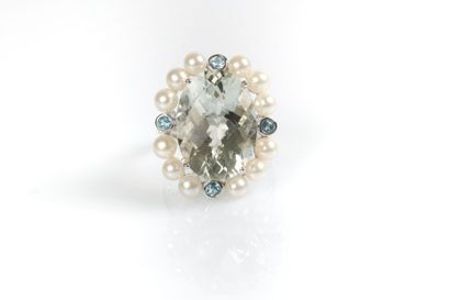 Bague en or gris sertie d'une améthyste verte...