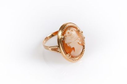 Bague enr sertie d'un camée coquille serti...