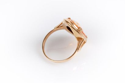 Bague enr sertie d'un camée coquille serti...