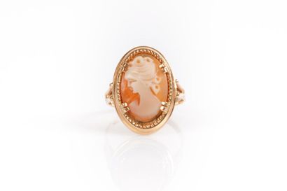 Bague enr sertie d'un camée coquille serti...