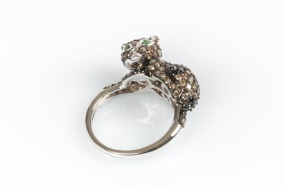 Bague chat en or gris sertie de diamants....