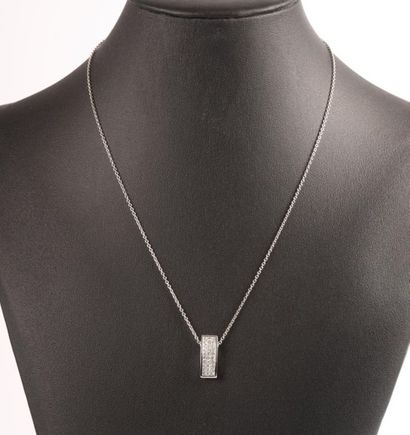 Pendentif en or blanc forme moderne serti...