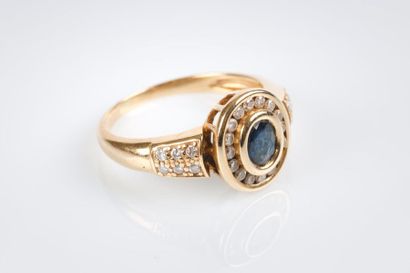 Bague en or sertie en clos d'un saphir ovale...