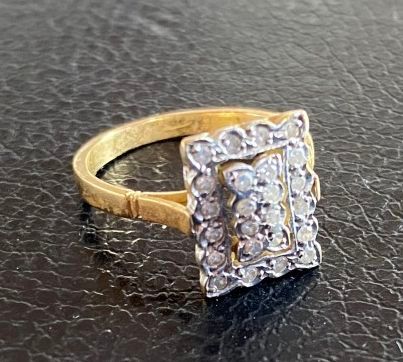 Bague rectangulaire en or de deux tons pavée...