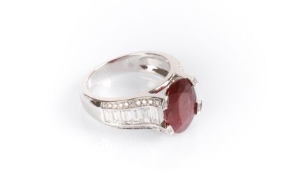 Bague en or blanc sertie 4 griffes d'un rubis...