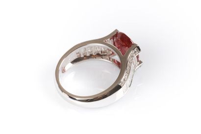 Bague en or blanc sertie 4 griffes d'un rubis...