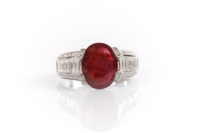Bague en or blanc sertie 4 griffes d'un rubis...