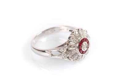 Bague fleurs en or gris sertie d'un diamant...