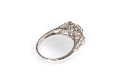 Bague fleurs en or gris sertie d'un diamant...