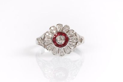 Bague fleurs en or gris sertie d'un diamant...