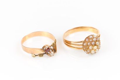 2 bagues en or sertie de petites pierres...