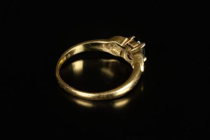 Bague en or sertie d'un saphir ovale pesant...