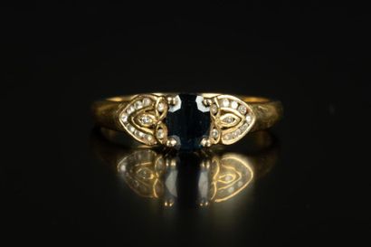 Bague en or sertie d'un saphir ovale pesant...