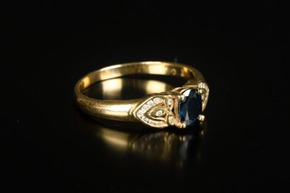Bague en or sertie d'un saphir ovale pesant...