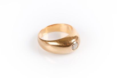 Bague jonc anglais sertie d'un diamant taille...