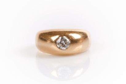 Bague jonc anglais sertie d'un diamant taille...
