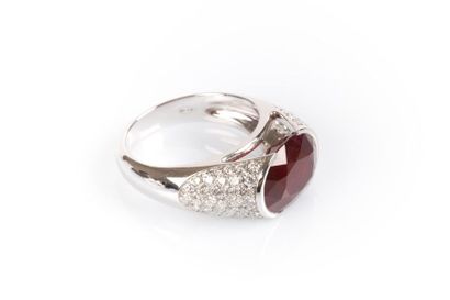 Bague jonc en or blanc centrée en demi clos...