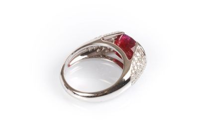 Bague jonc en or blanc centrée en demi clos...