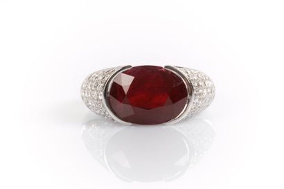Bague jonc en or blanc centrée en demi clos...
