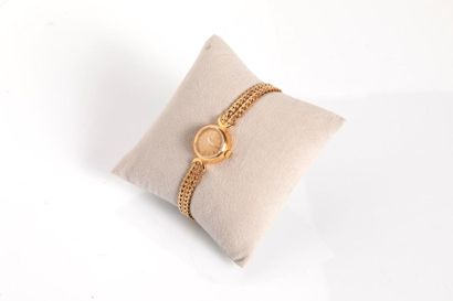 OMEGA. Bracelet-montre de dame en or, mouvement...