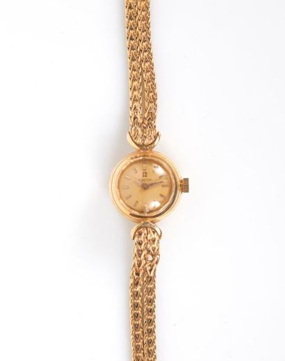 OMEGA. Bracelet-montre de dame en or, mouvement...