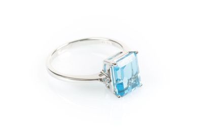 Bague en or gris sertie d'une topaze taille...
