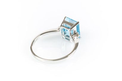 Bague en or gris sertie d'une topaze taille...