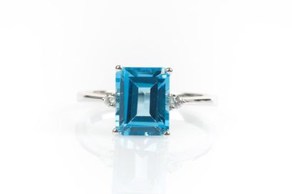 Bague en or gris sertie d'une topaze taille...