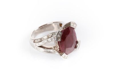 Bague en or blanc centrée d'un rubis ovale...