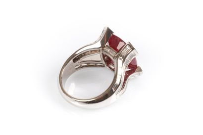 Bague en or blanc centrée d'un rubis ovale...
