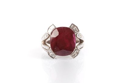 Bague en or blanc centrée d'un rubis ovale...