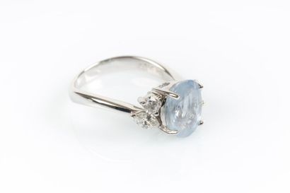 Bague en or gris sertie d'un saphir ovale...