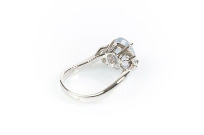 Bague en or gris sertie d'un saphir ovale...