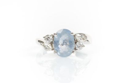 Bague en or gris sertie d'un saphir ovale...