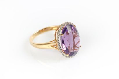 Bague en or sertie d'une améthyste ovale...