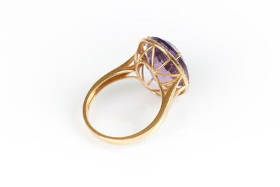 Bague en or sertie d'une améthyste ovale...
