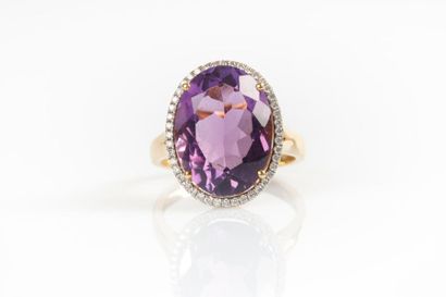 Bague en or sertie d'une améthyste ovale...