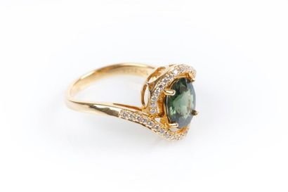 Bague en or sertie d'un saphir vert ovale...