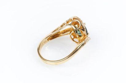 Bague en or sertie d'un saphir vert ovale...