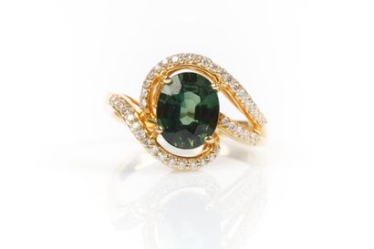 Bague en or sertie d'un saphir vert ovale...