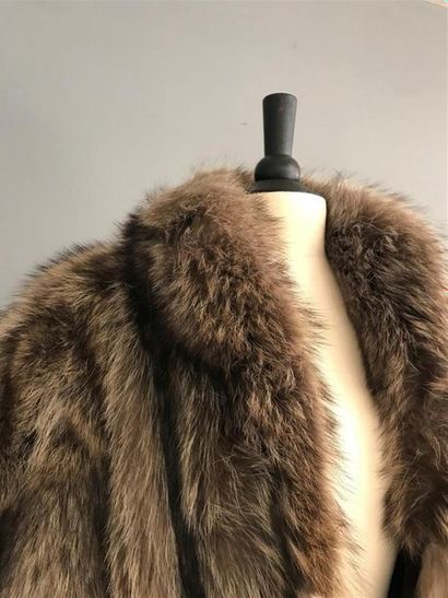 Manteau long en fourrure (marmotte). T. ...