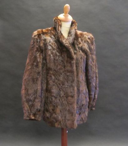 Veste courte en pétales de vison brun. T....