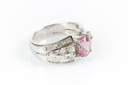 Bague en or rhodié sertie d'un saphir rose...