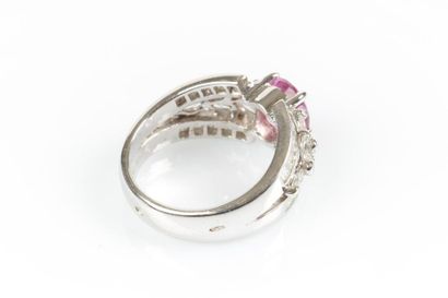 Bague en or rhodié sertie d'un saphir rose...