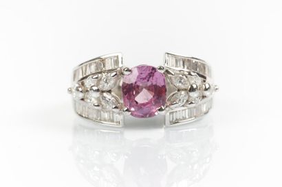 Bague en or rhodié sertie d'un saphir rose...
