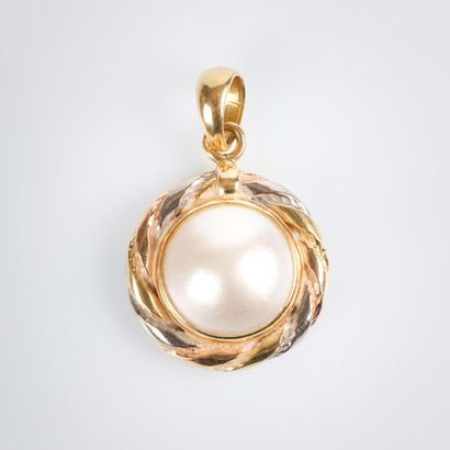 Pendentif bicolore centré d'une perle Mabé....
